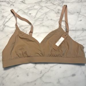 NWT - SKIMS FITS EVERYBODY TRIANGLE BRALETTE |
CLAY / XS